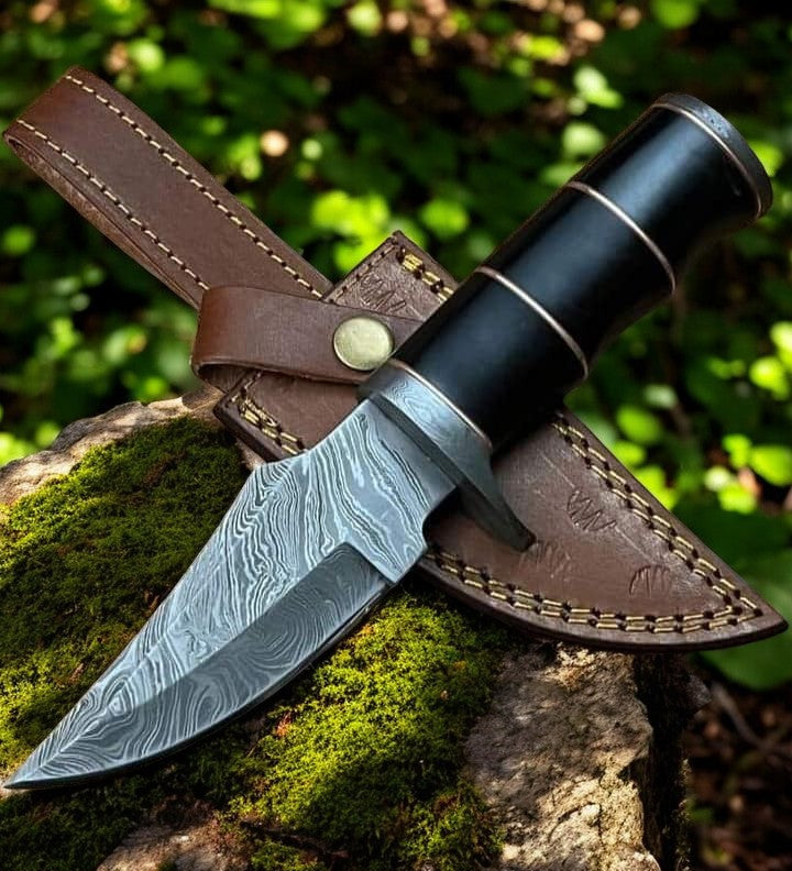 Buck Hunting Knife – Custom Damascus Skinning with Buffalo Horn Handle & Leather Sheath