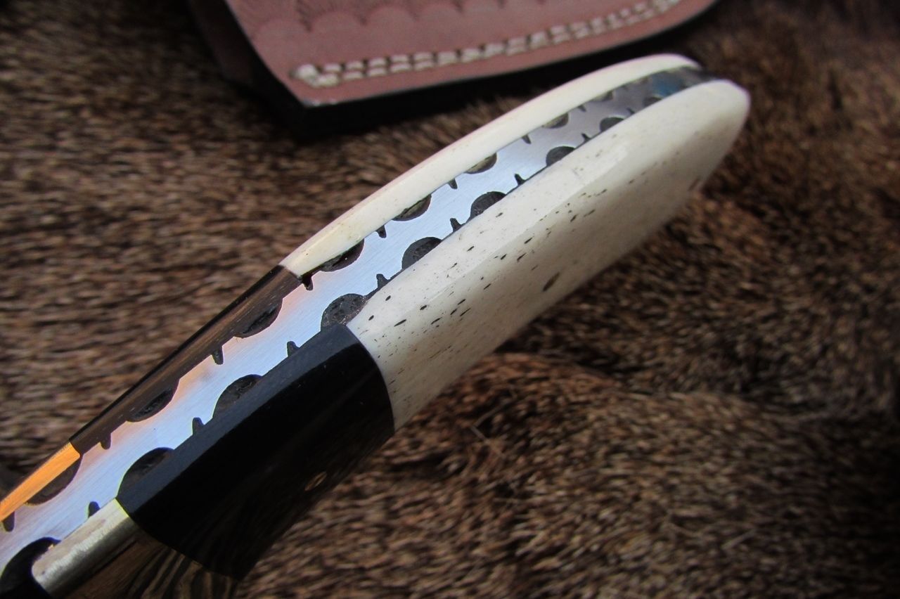 Hunter's Fixed Blade Guthook Knife - Damascus Steel & Water Buffalo Horn/Camel Bone Handle