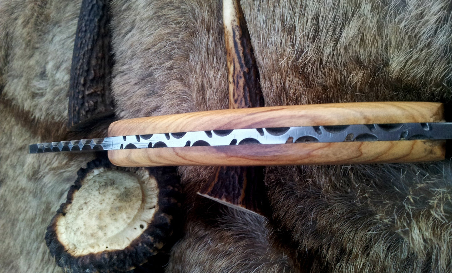 Raindrops Damascus Steel Gut Hook Skinning Knife – 9 Inch Overall Length with Olive Wood Handle