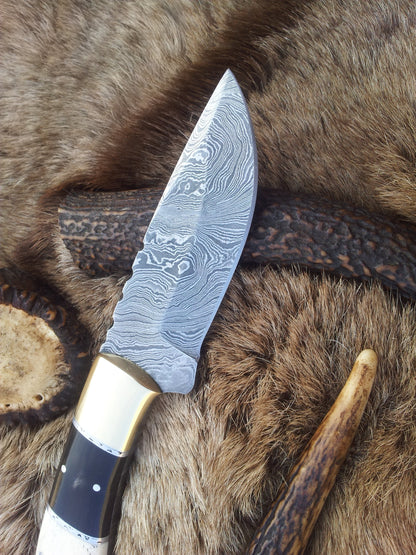 Beautiful Hand Made Damascus Knife