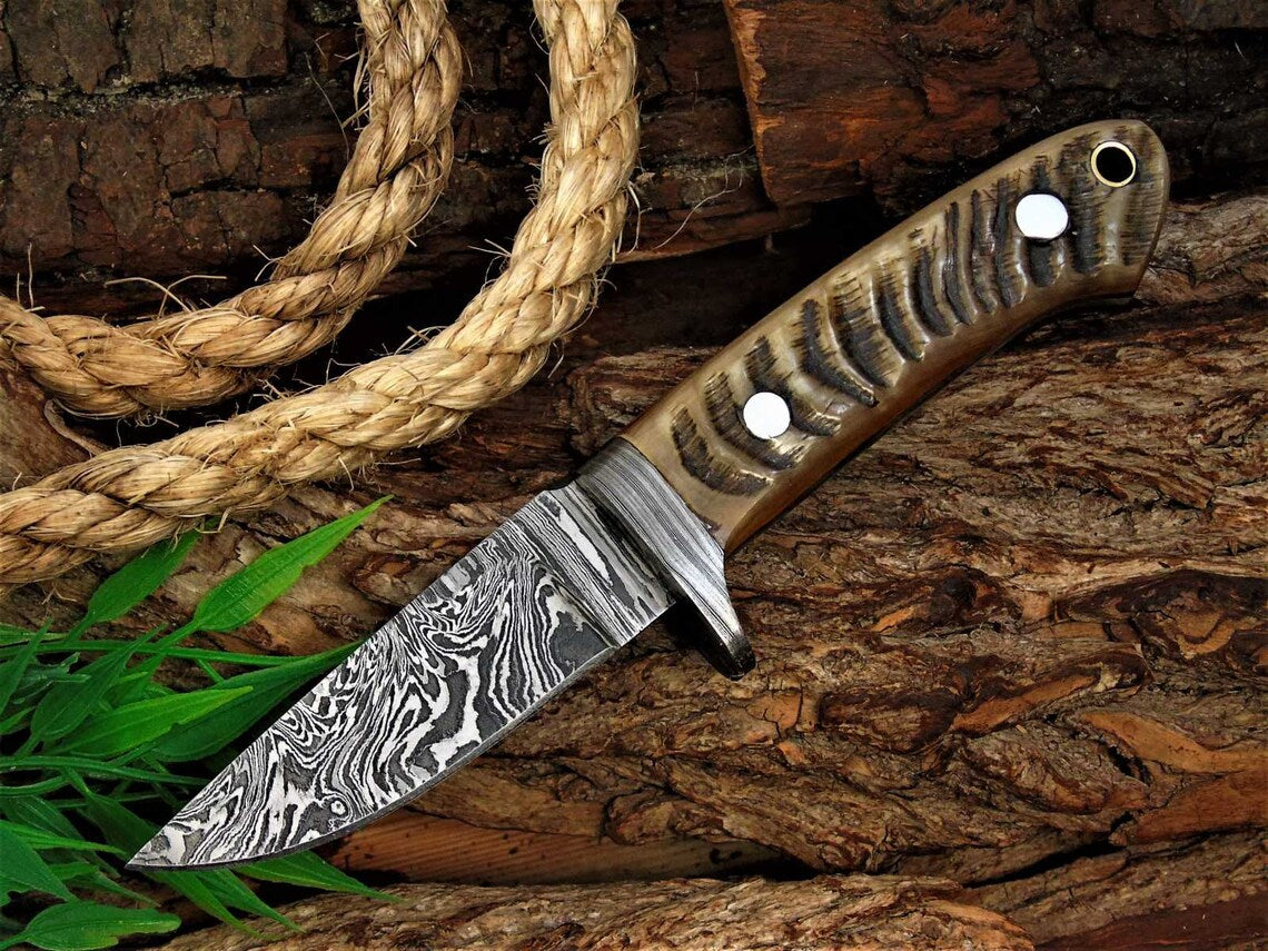 Custom Handmade Damascus Steel Blade Skinning Knife with Sheep Horn Handle, 8-Inch Overall Length, and Leather Sheath - Perfect for Hunters