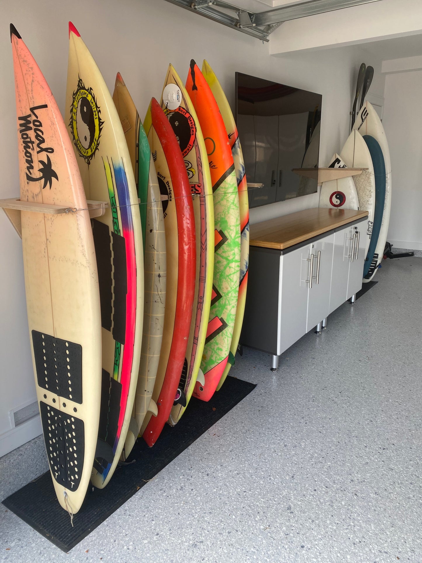 THE FREESTYLE surfboard wall rack