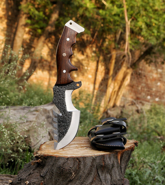 Trackers Knife – Custom Handmade Damascus Blade with Horn Handle