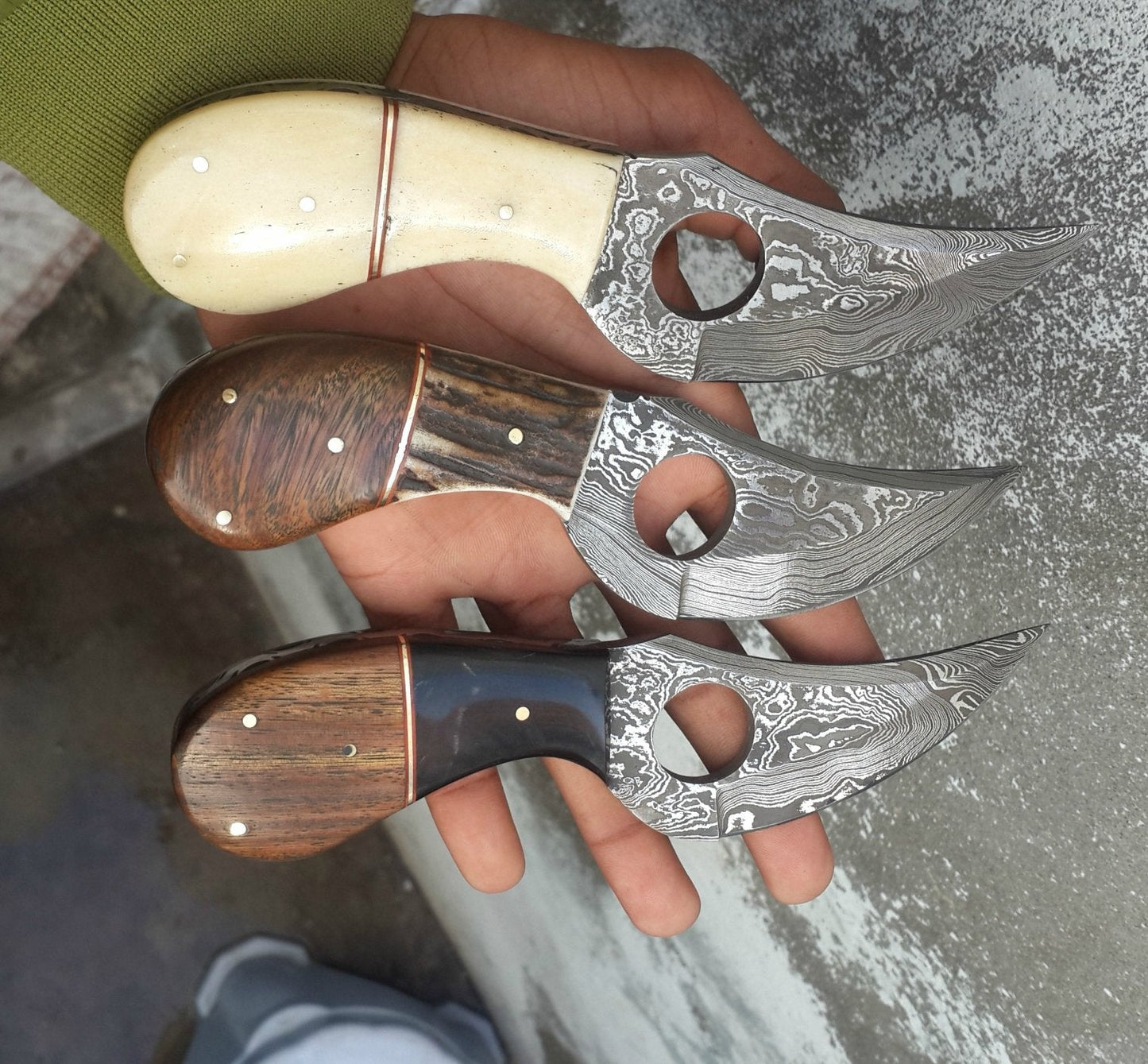 Premium Damascus Steel Field Dressing Deer Skinning Knife – 7 Inch Blade with Finger Hole and Multi-Material Handle